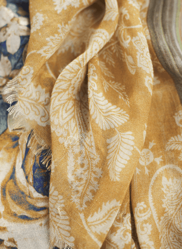 Schal mit Folklore-Blumenmuster